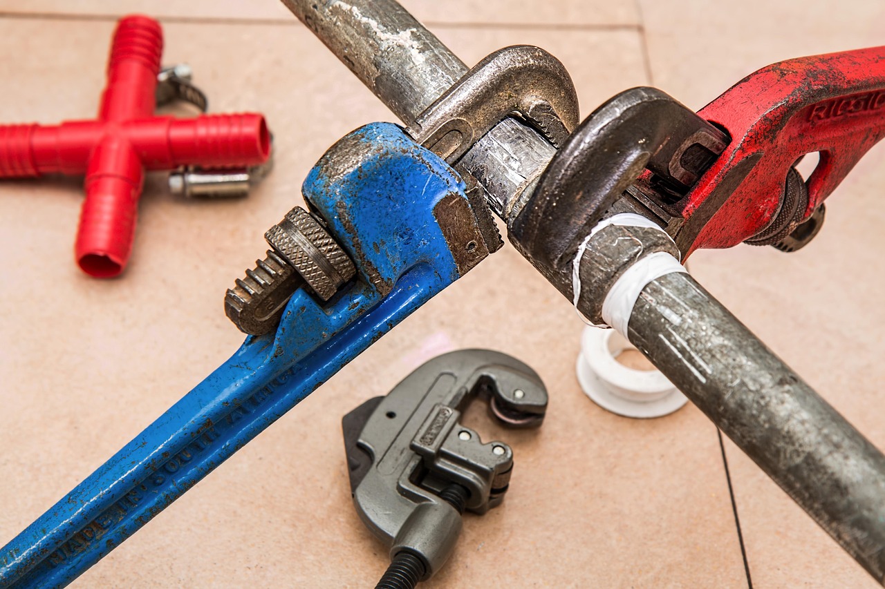 Plombier au travail sur un chantier